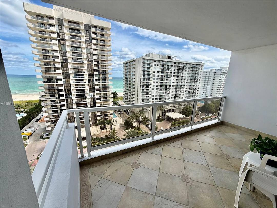 Emerge in Miami Beach living at this 14th floor large 1, 070 sq.