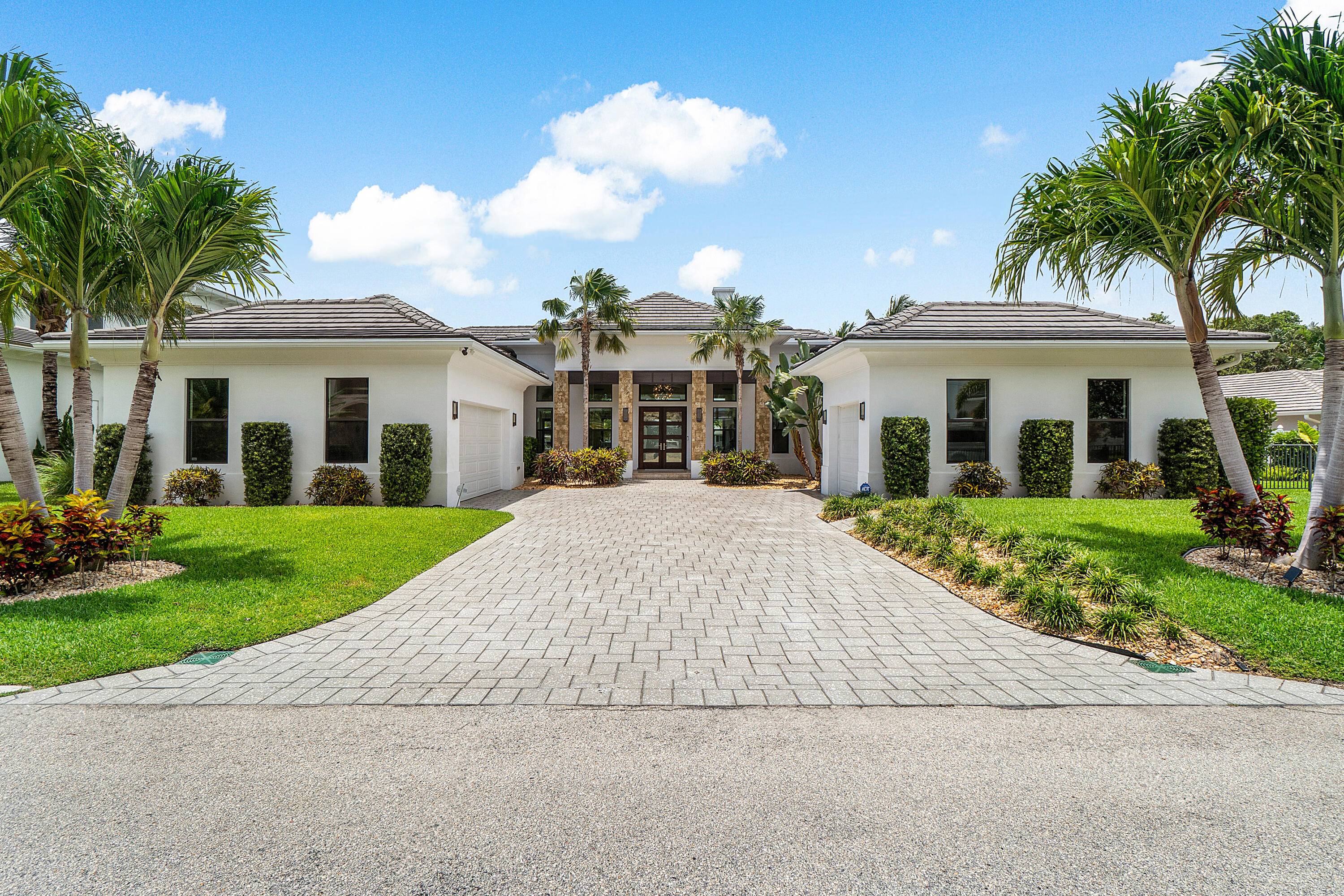 Waterfront Luxury Living in Prime Boater's Location !