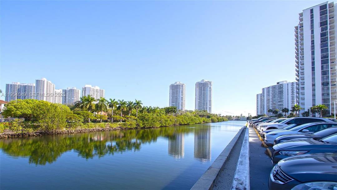 Beautiful 2 bedroom, 2 bathroom condominium located on the 11th floor in the heart of Aventura.