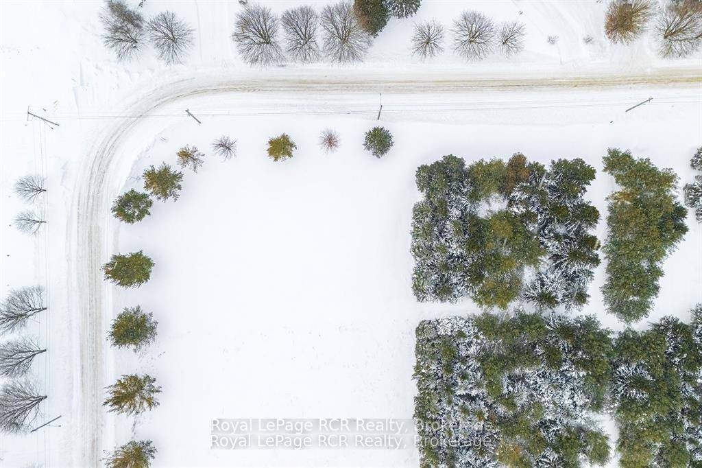 Don't miss this incredible opportunity to own a rare 1 acre lot in a very desirable and quiet neighbourhood.