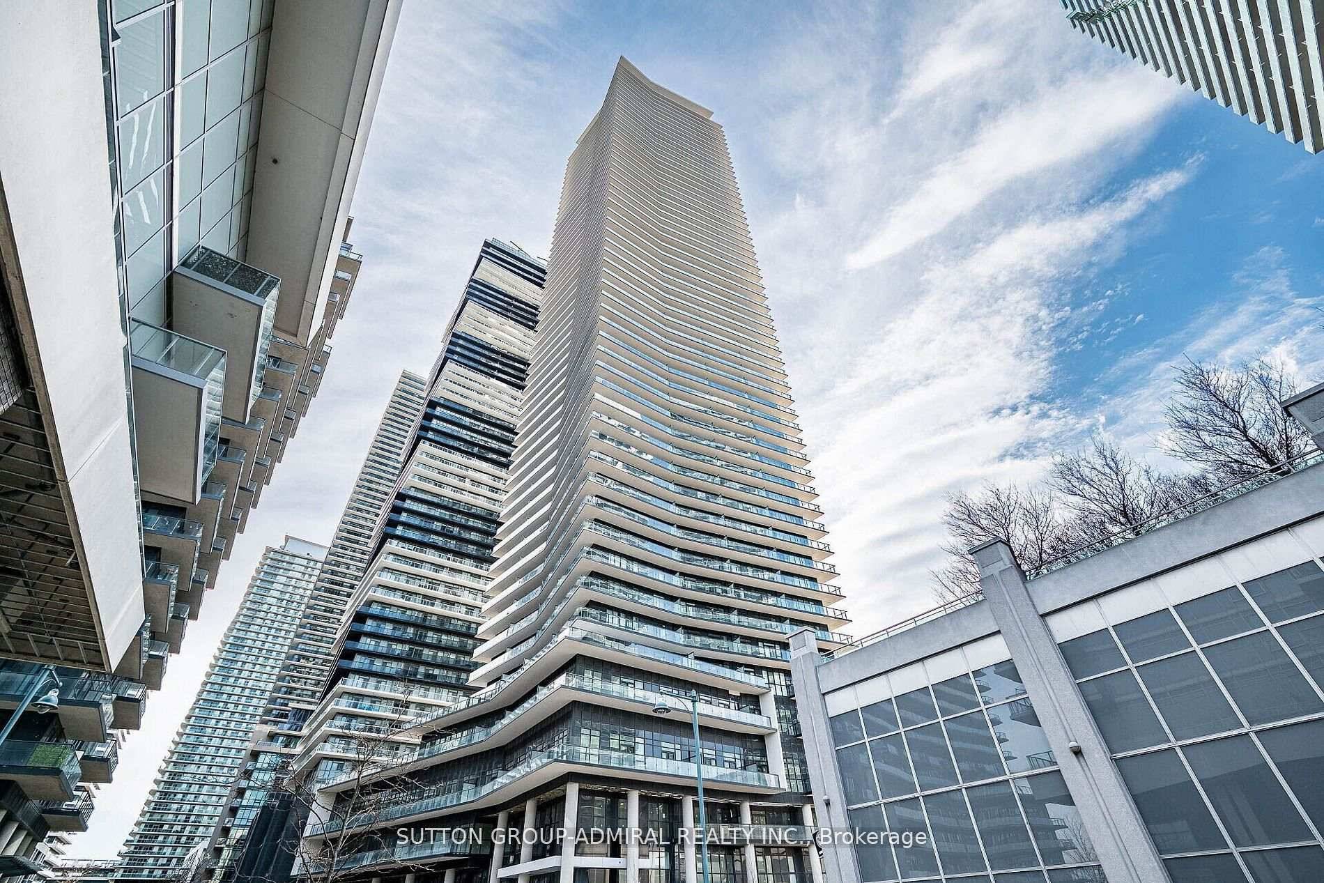 Spectacular View of city skyline and lake, Brand New South East Corner Suite contains a full wrap around S E facing balcony and has unobstructed views of both down town ...