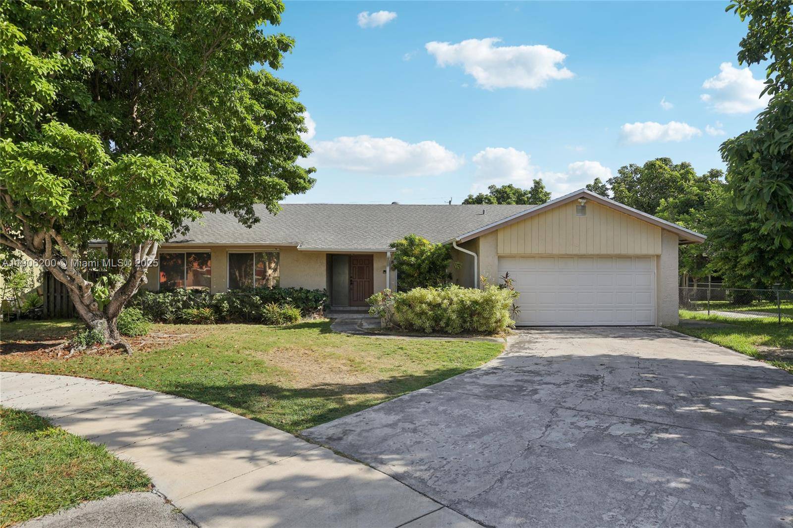 Beautifully maintained 3 bed, 2 bath home on a quiet cul de sac in desirable Palmetto Bay.