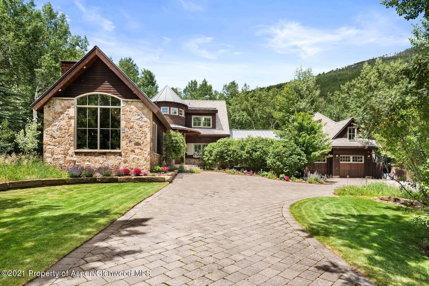 You do not want to miss this private Knollwood retreat.