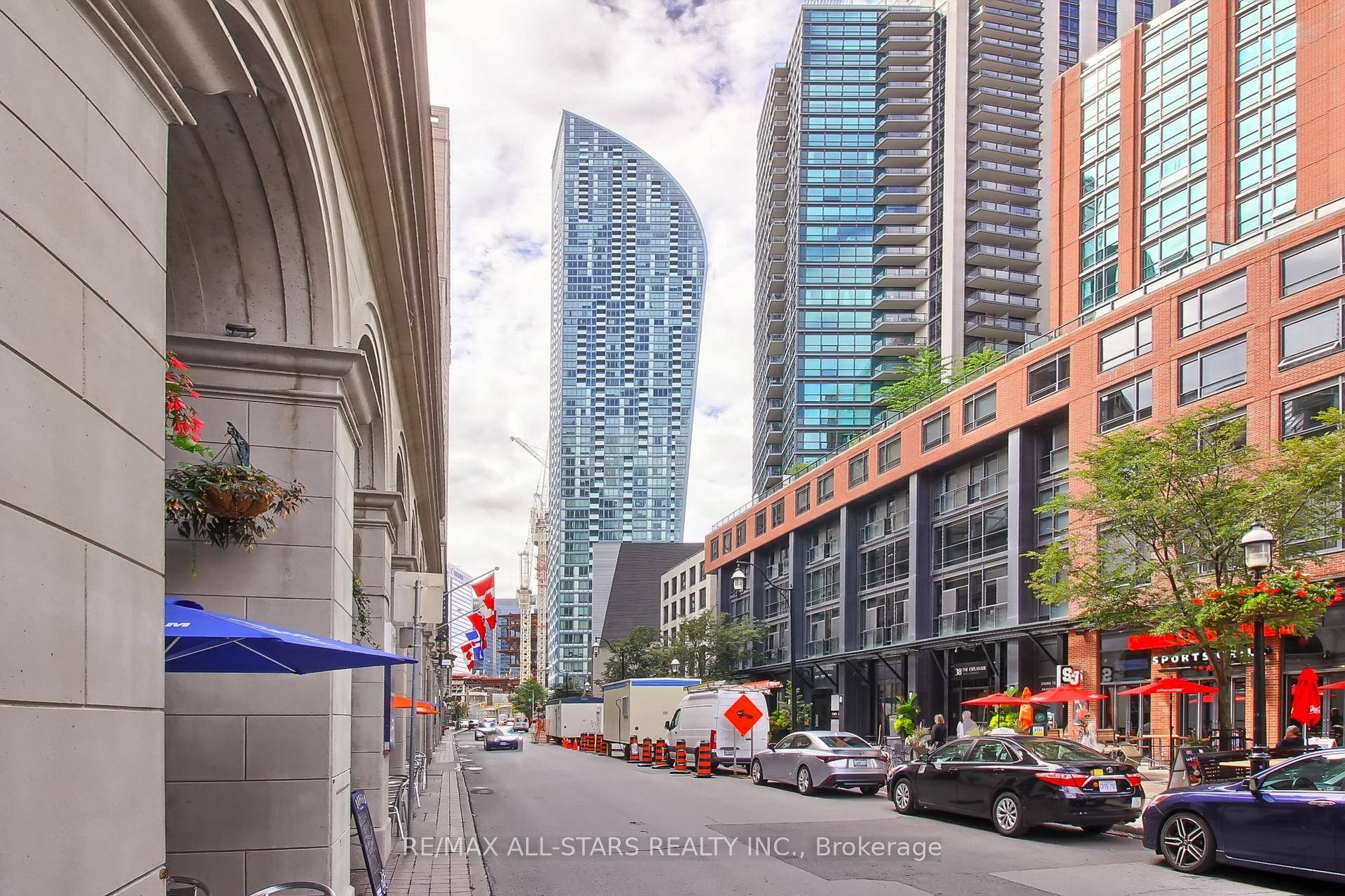 Hot ! Located in the absolute heart of Toronto, your search ends at the L Tower.
