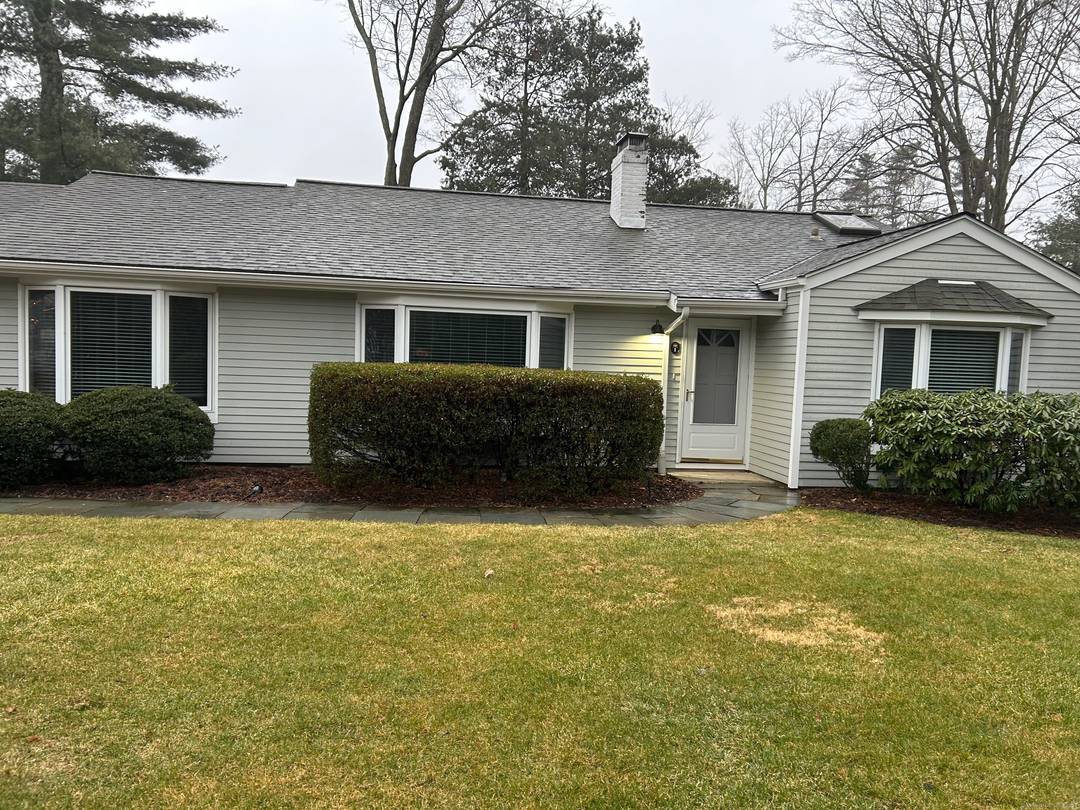 Convenient location close to town, shops, restaurants, the library and Levitte pavilion.