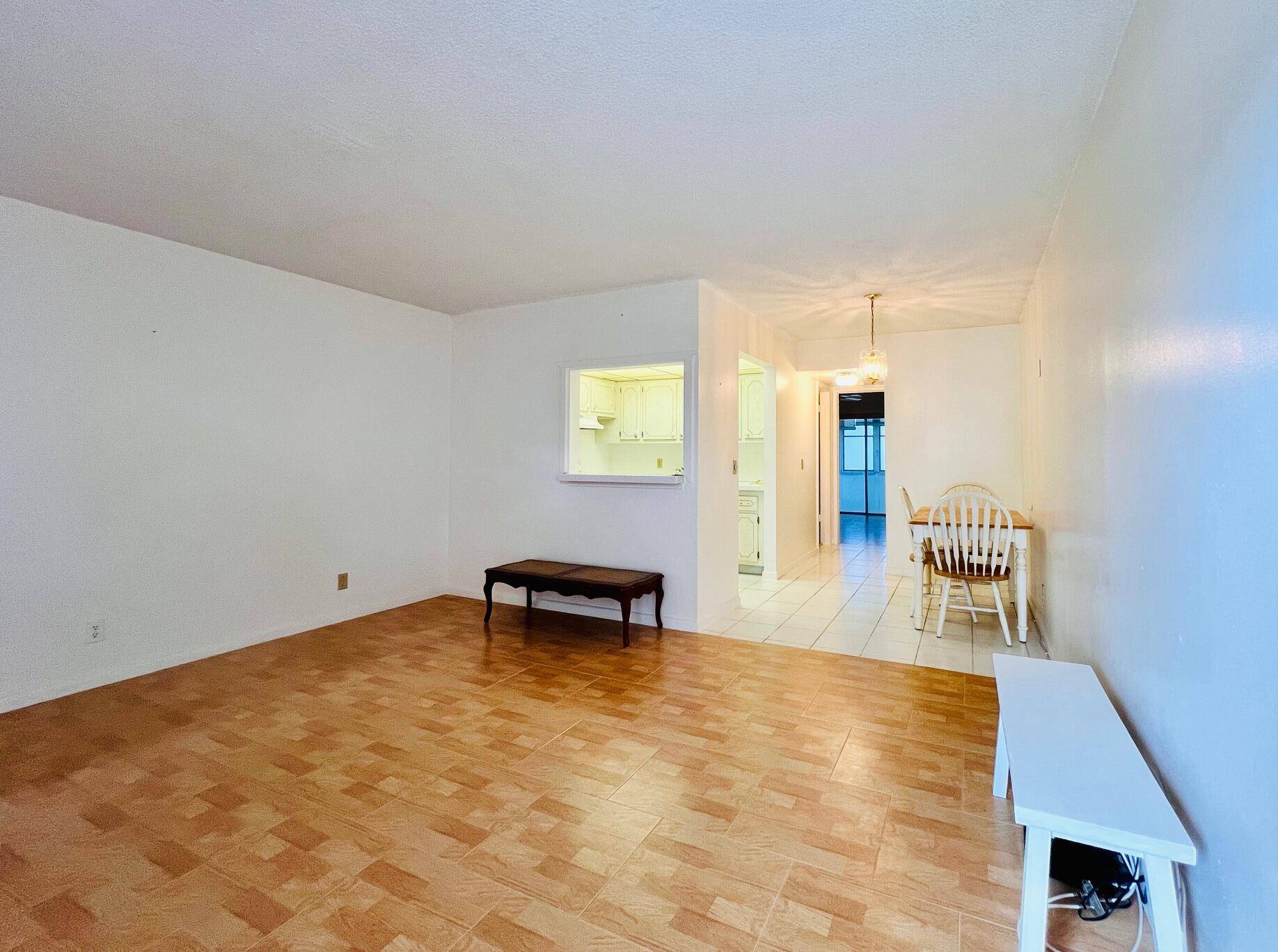 EASY FIRST FLOOR LIVING IN 55 CENTURY VILLAGE !