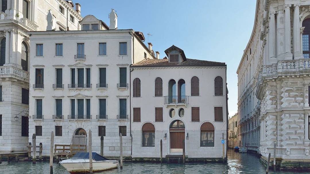 An independent building of 700 square metres on three floors, overlooking Venice's Grand Canal.
