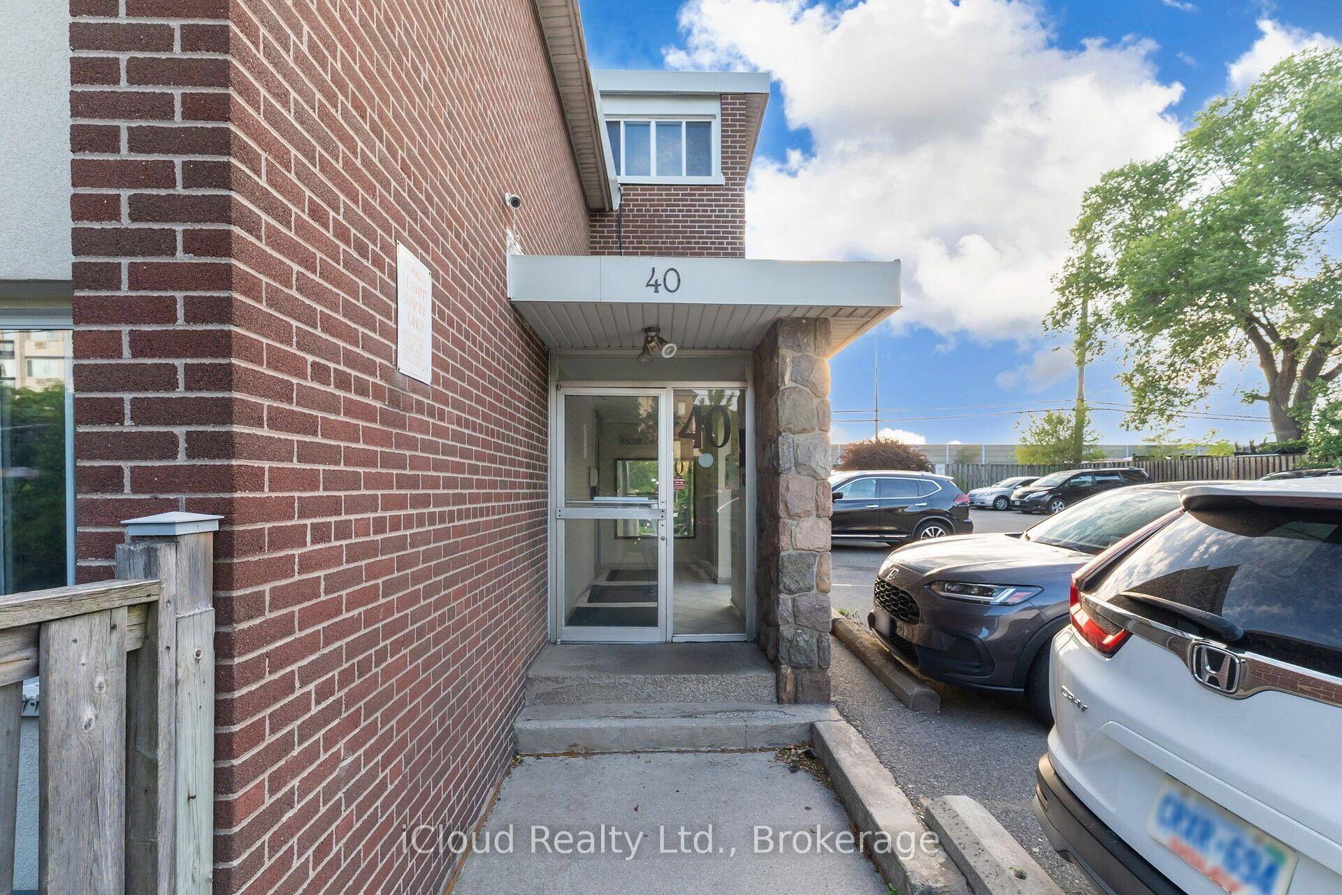 Welcome to a beautifully maintained 3 bedroom townhouse located in the desirable Central Etobicoke community.