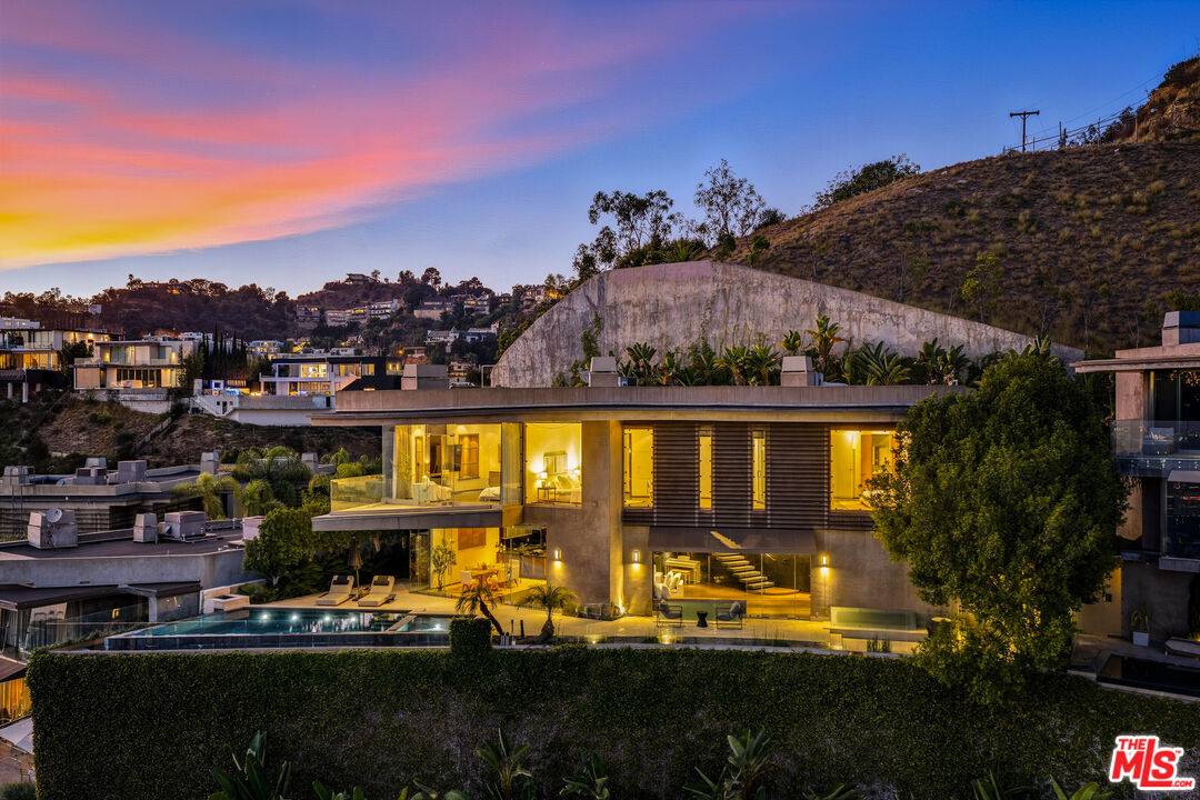 1738   Viewmont Dr 3BR Sunset Strip La