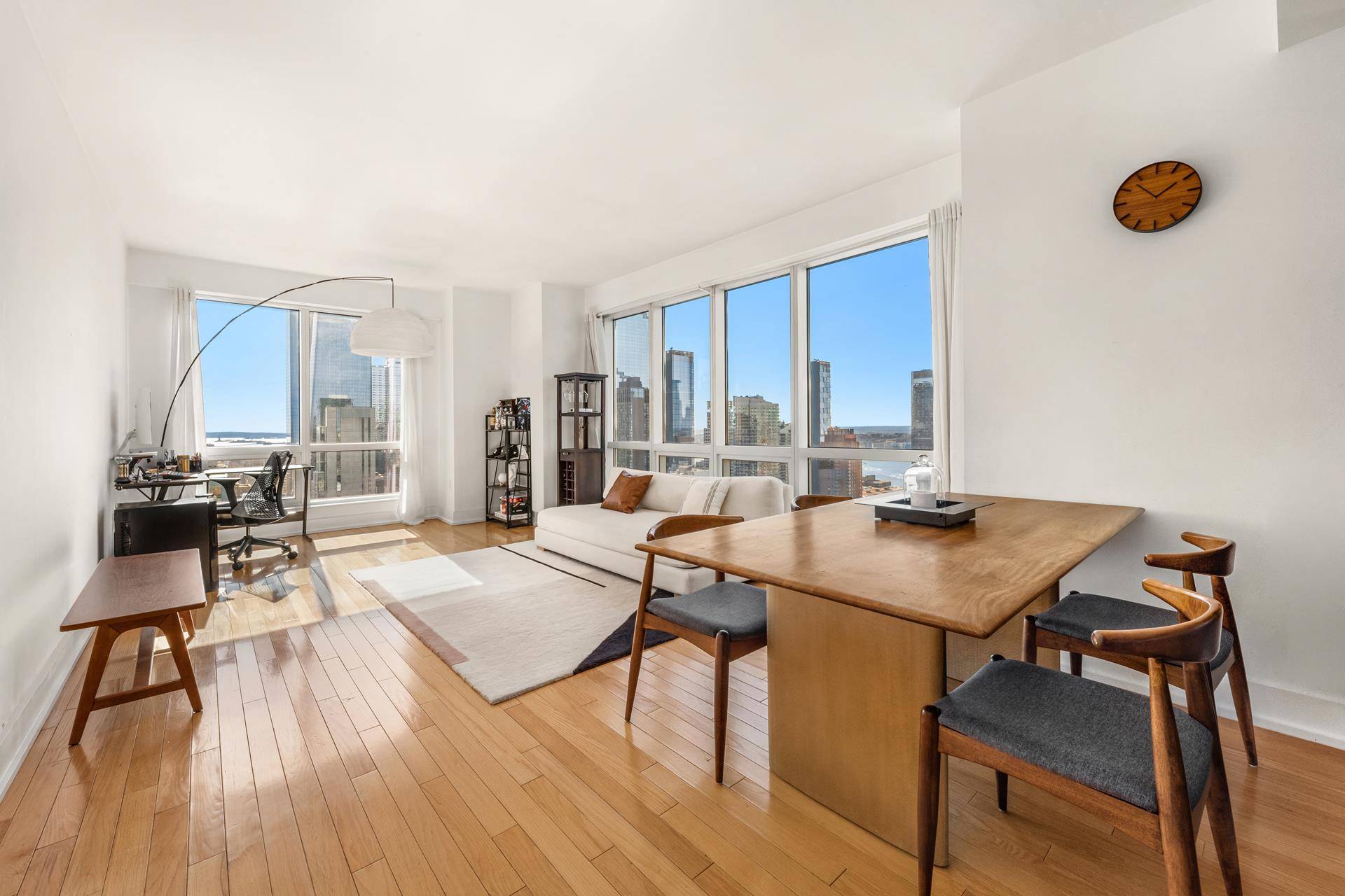 This stunning high floor 1 bedroom, 1 bathroom apartment boasts breathtaking southern and western views of the Hudson River, Statue of Liberty, Hudson Yards, One World Trade Center, and the ...