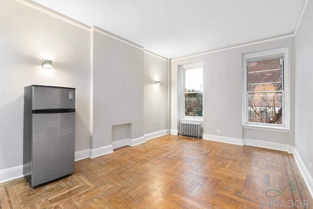This is a newly renovated 1 br featuring hardwood floors, east facing super bright high ceilings, entry foyer, and newer kitchen and bathroom.