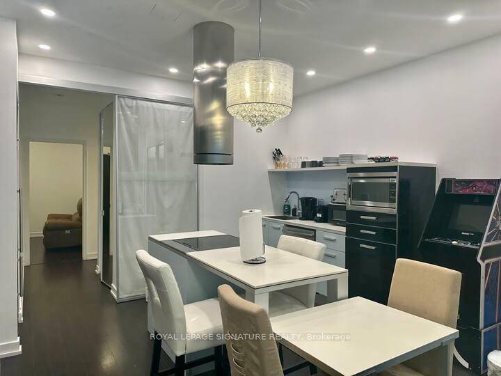 Large 3 Bedroom Townhouse in the Centre of downtown, Close to everything.