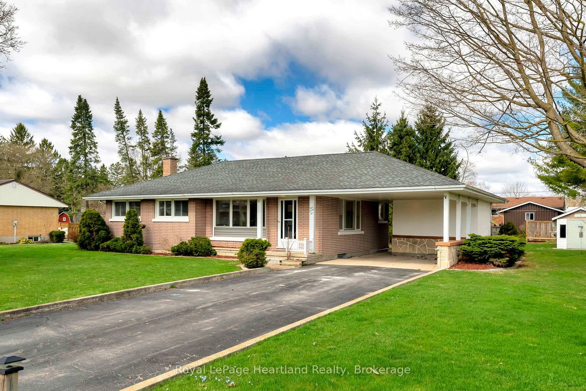 This stunning 3 1 brick bungalow has been completely renovated and sits on an expansive, estate sized lot featuring attractive amp ; welcoming curb appeal, as well as a convenient ...