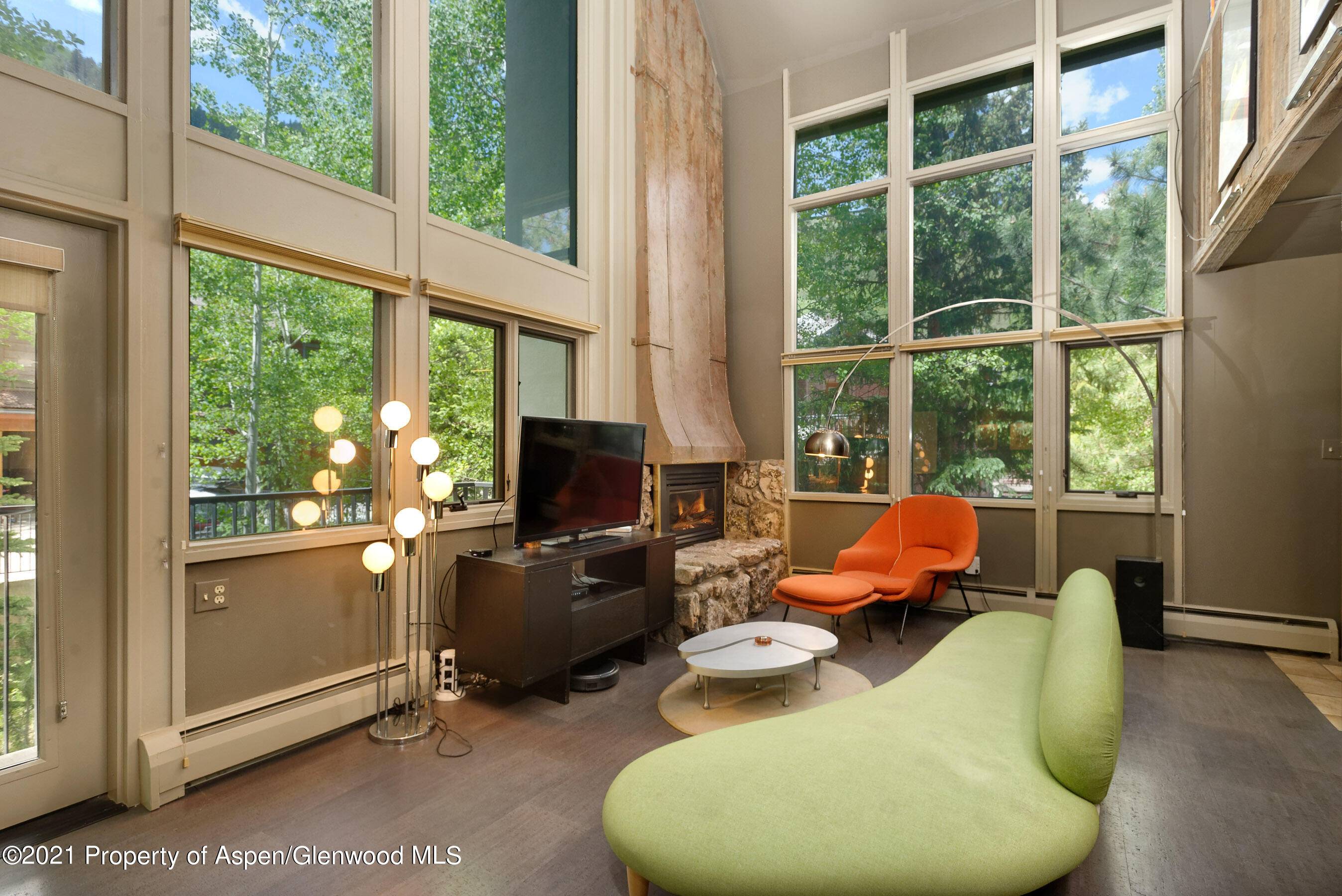 Tucked below Aspen's ski mountain and located only 2 blocks from Aspen's Central Core, this top floor two bedroom loft has room to spread out for family, friends or renters.