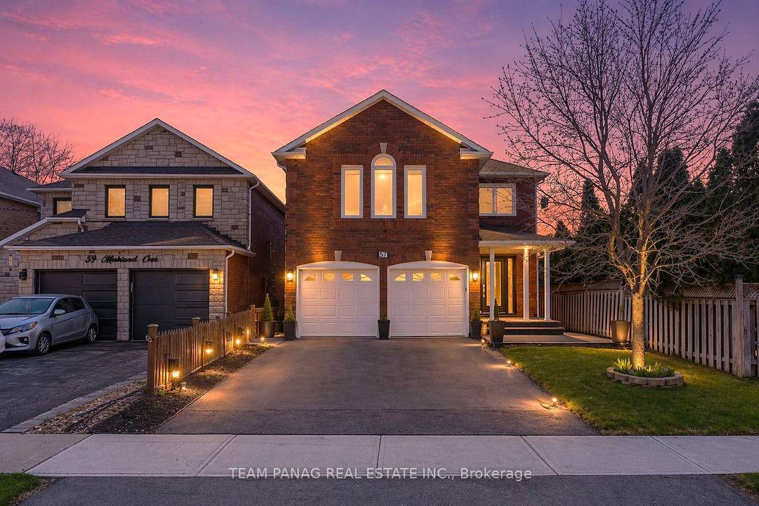 STUNNING EXECUTIVE HOME APPROX.