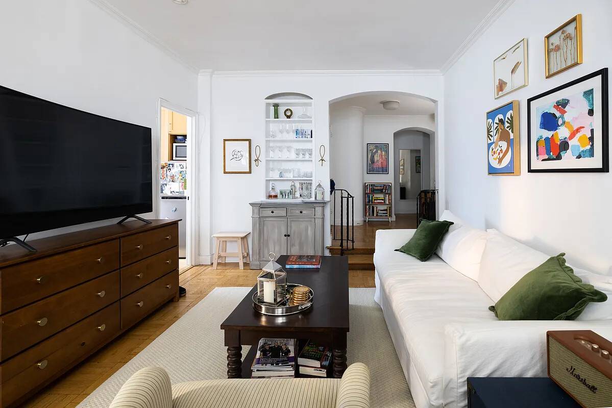 Corner one bedroom in a beautiful Art Deco pre war elevator building on Minetta Lane, in a lovely gated enclave steps from some of the most dynamic and historic areas ...