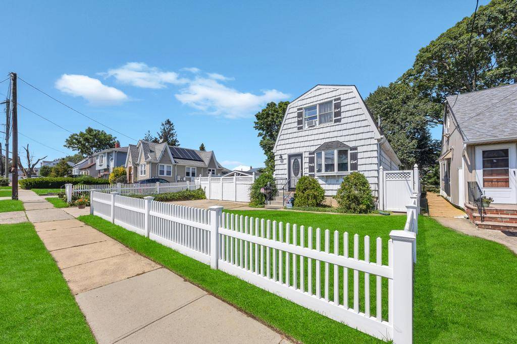 Charming Cape Home in East Meadow Barnum Woods Schools Don t miss this beautifully maintained 3 bedroom, 3 bath Cape style home located in the desirable East Meadow community within ...