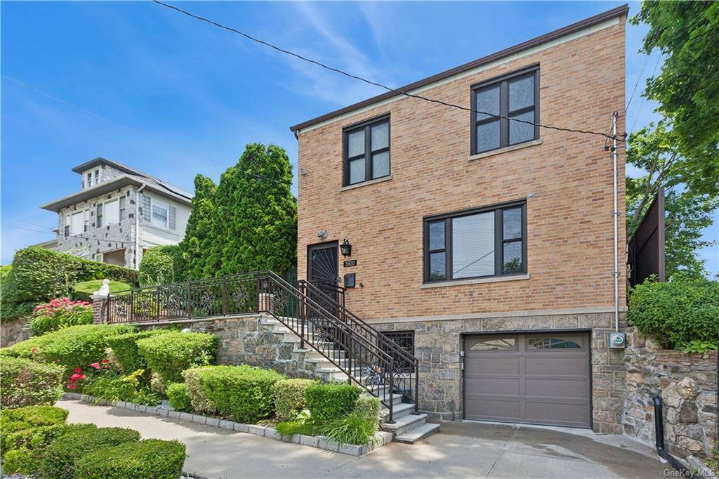 BRONX BEAUTY RENOVATED 3BR HOME ON DOUBLE LOT Nestled in the charming Eastchester section of the North Bronx, 3920 Pratt Avenue is a true gem a meticulously renovated home blending ...
