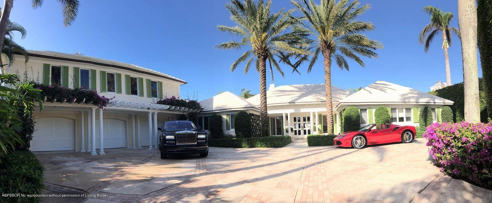 326 Via Linda, Palm Beach Premium lakefront Bermuda style home, near Town, on a private street adjacent to North Lake Way.