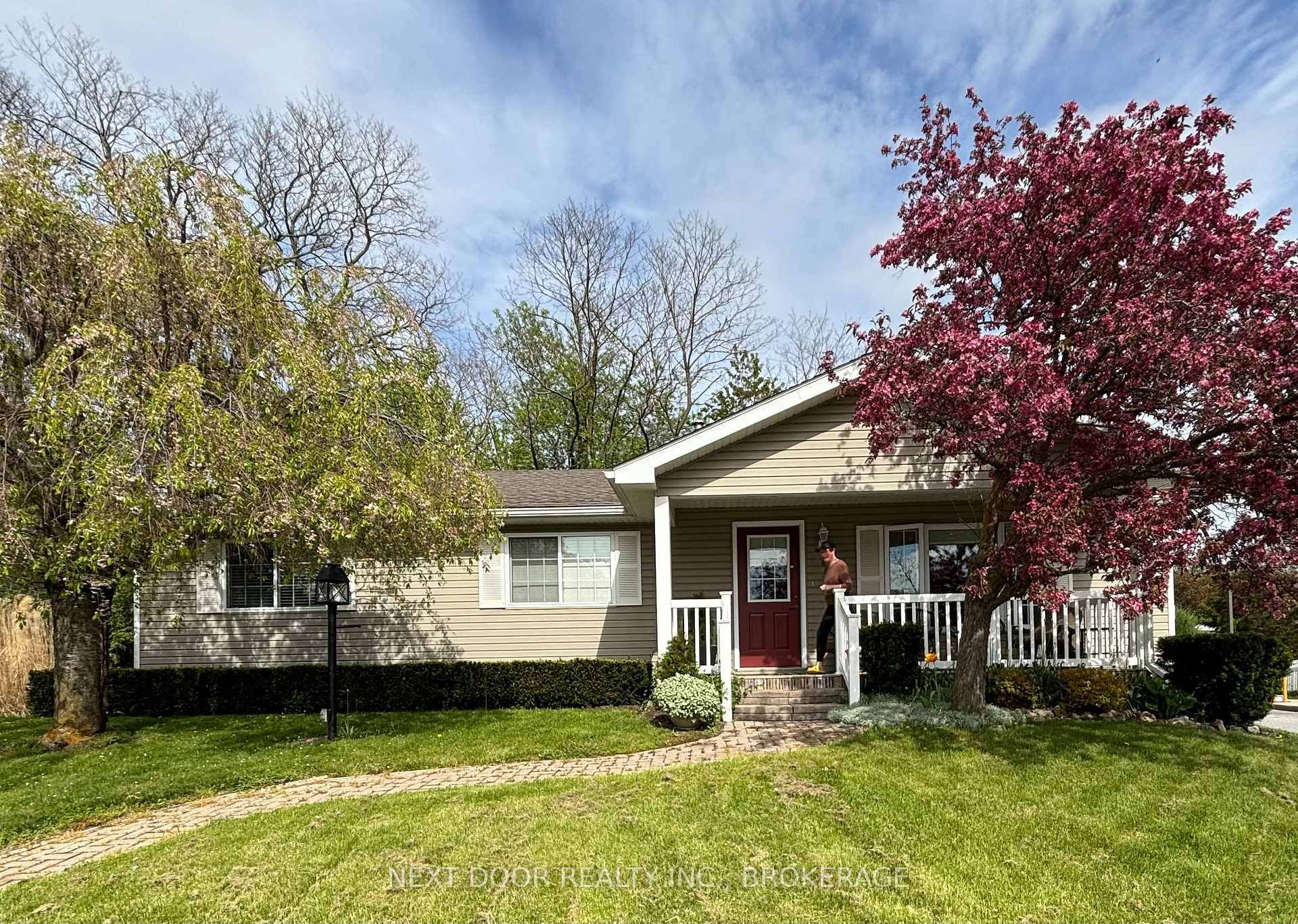 Beautifully renovated two bedroom and 2 bathroom home located in Grand Cove estates.
