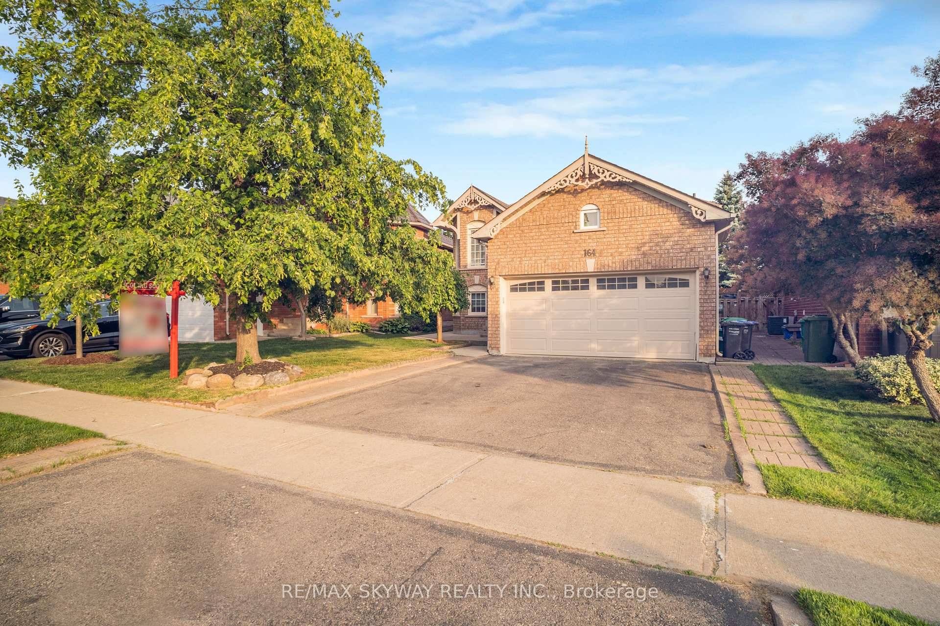 Discover this stunning, spacious, and bright detached bungalow in the sought after Caledon Valley wood community !