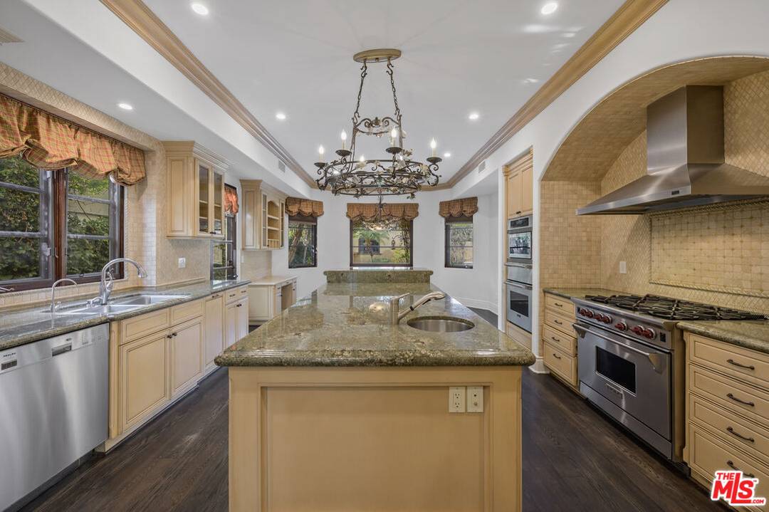 305  N Palm Dr 5BR Beverly Hills Post Office | B.H.P.O. La