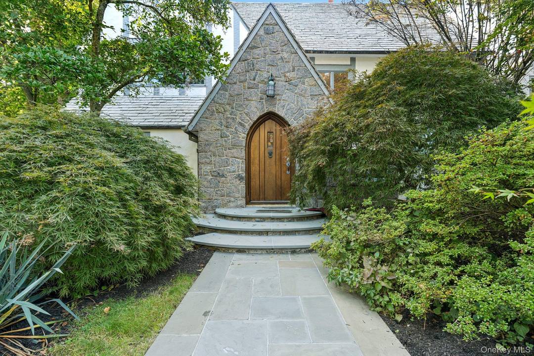 French Tudor Village of Plandome Walk everywhere !