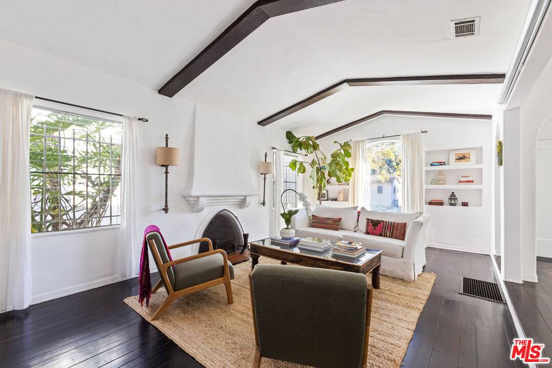 8023   Clinton St 2BR Beverly Grove La