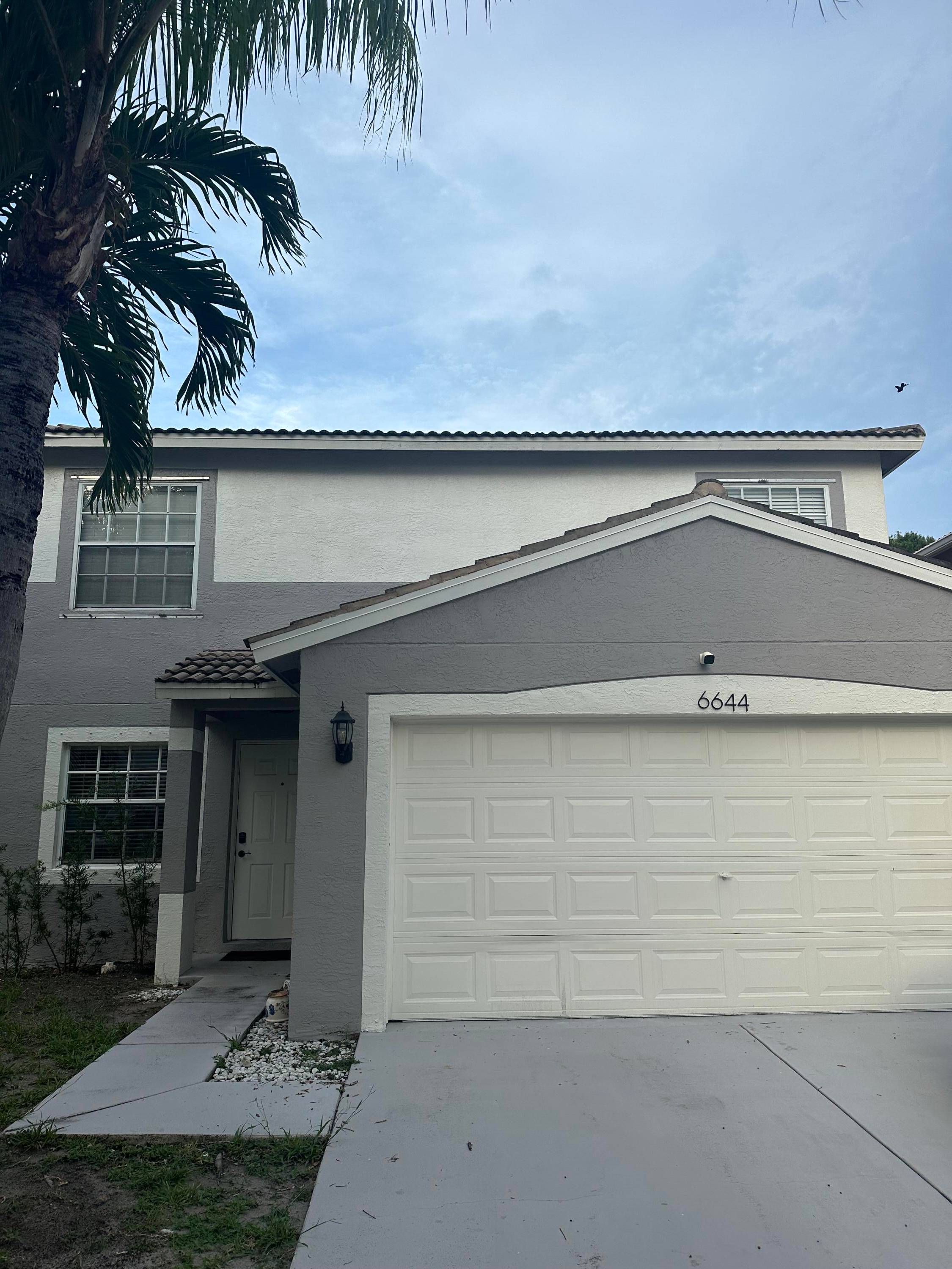 5, 000 closing cost credit to buyer Welcome to this gem located in a gated community in Lake Worth, perfect for families !