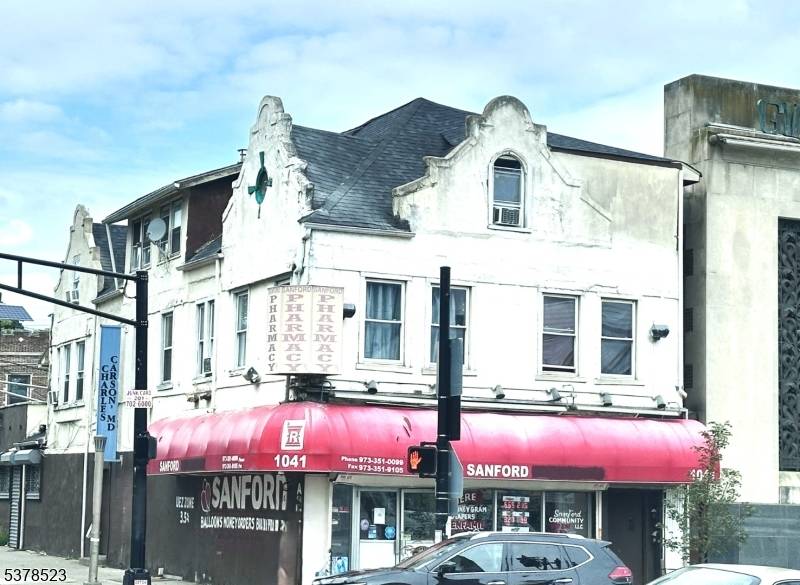 Prime Mixed Use Opportunity in High Traffic Location !