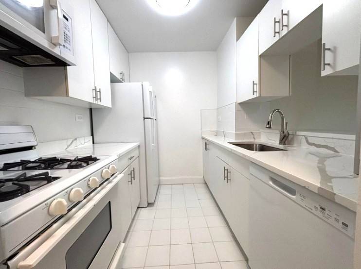 Available now ! Full time doorman, elevator, laundry building, courtyard, beautiful lobby with Upper East Side luxury.