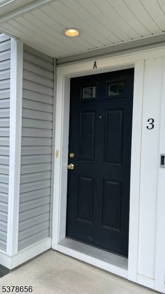 NOW LEASING LUXURY LIVING WITH UNBEATABLE FEATURES !