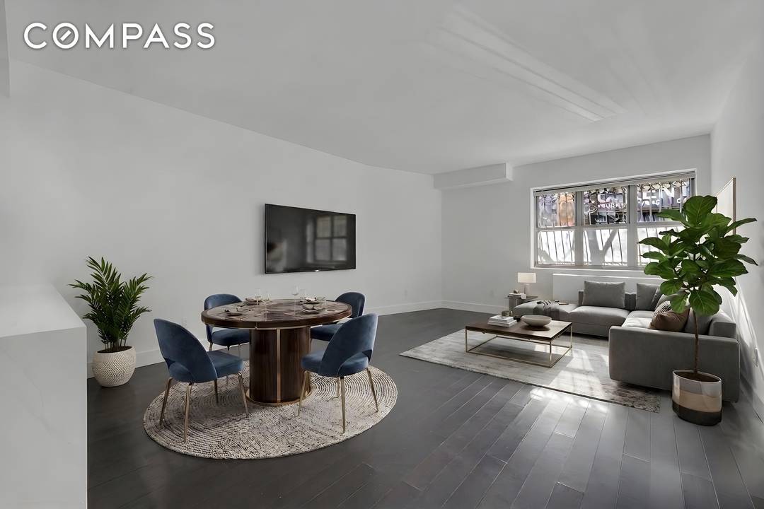 With 813 sqft, S1B is the largest 1 Bedroom 1 Bathroom at the Clinton West Condominium that can easily be converted to a 2nd Bedroom or Home Office !