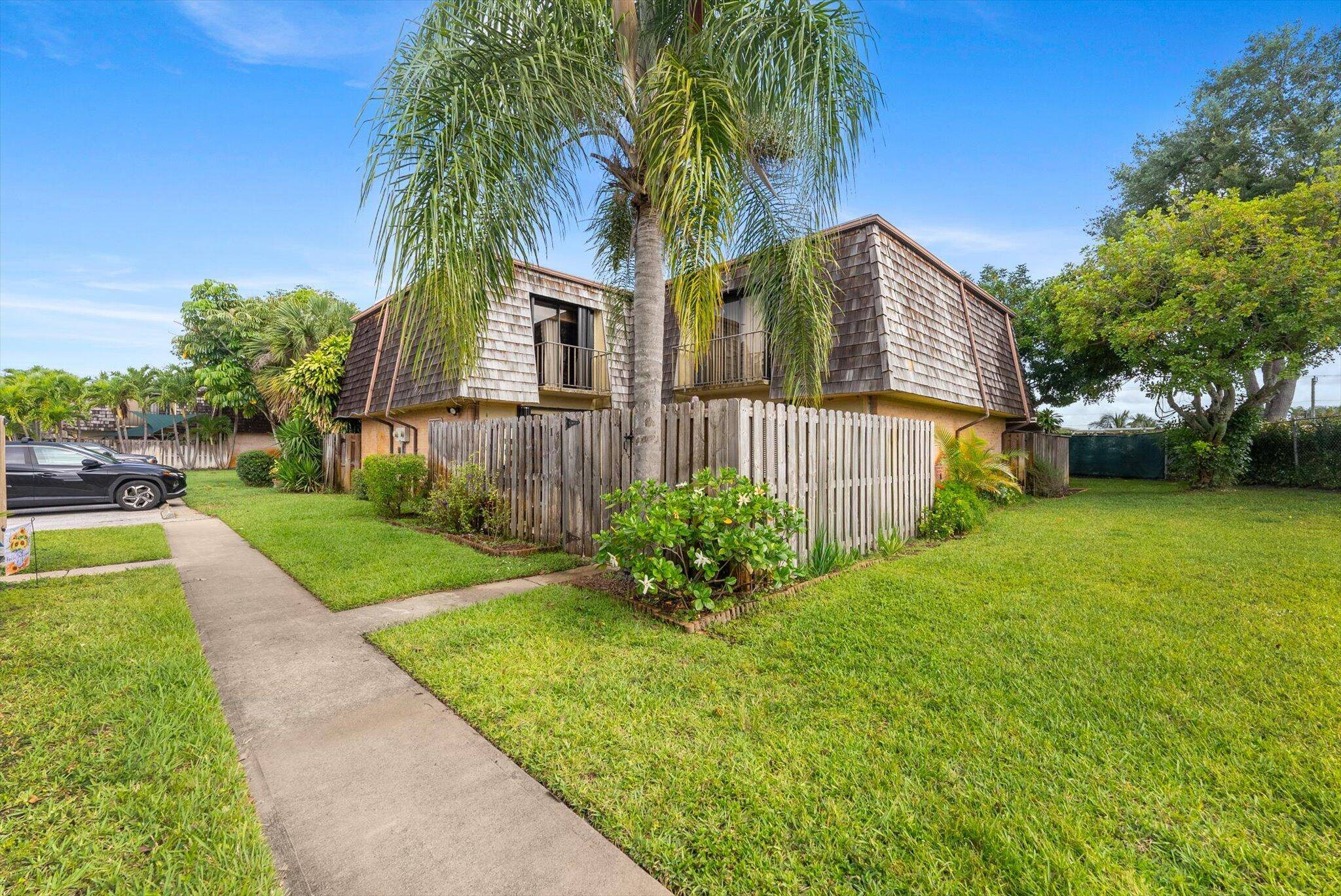 Welcome to this clean, cozy, and bright 2 bedroom, 2 bathroom townhouse in the community of Lakewood.