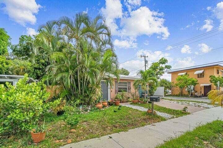Welcome to your slice of paradise in Historic Lake Worth Beach !