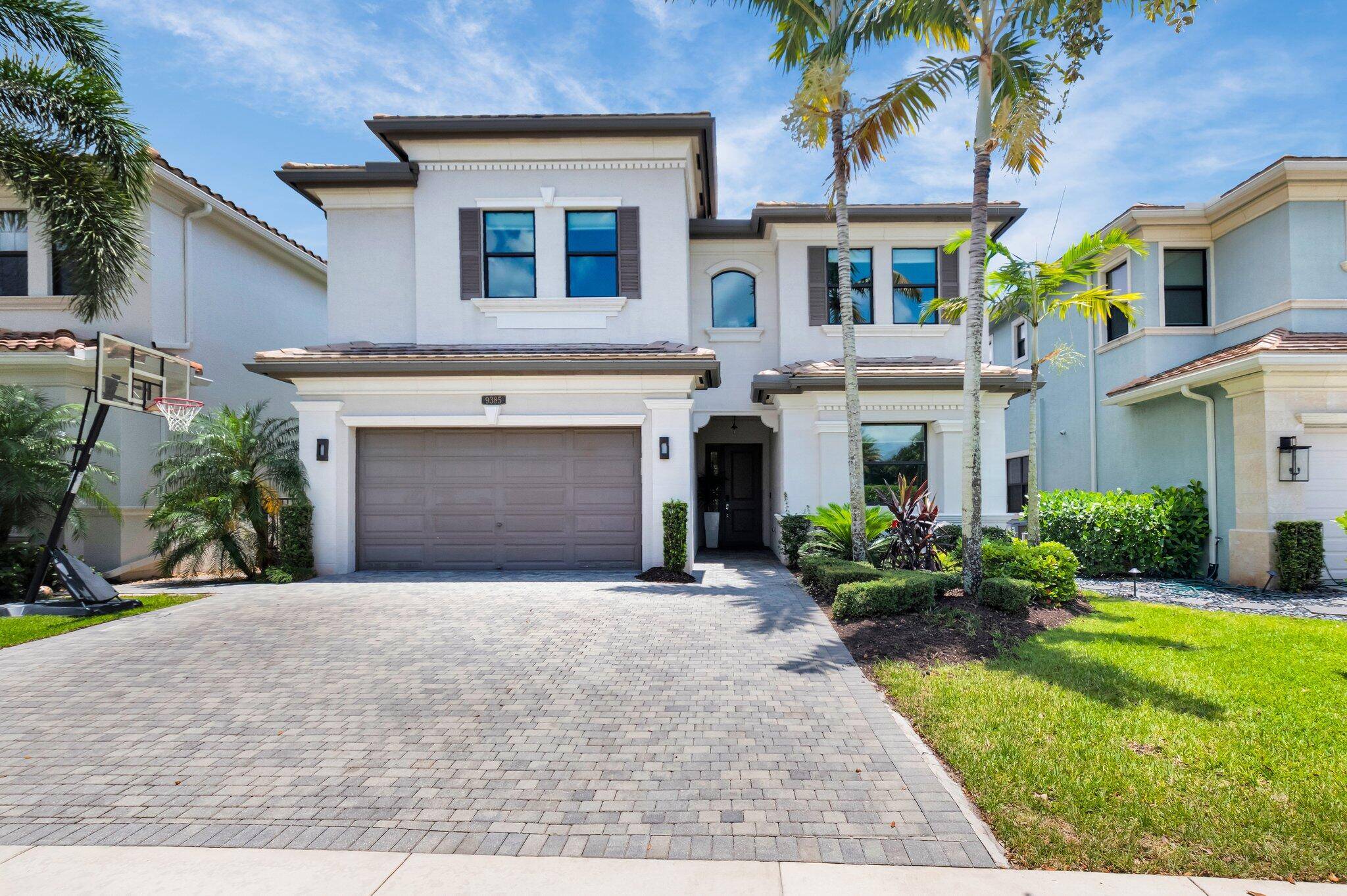 Elegant Somerset model with pool and spa located in the highly desirable community of Seven Bridges.