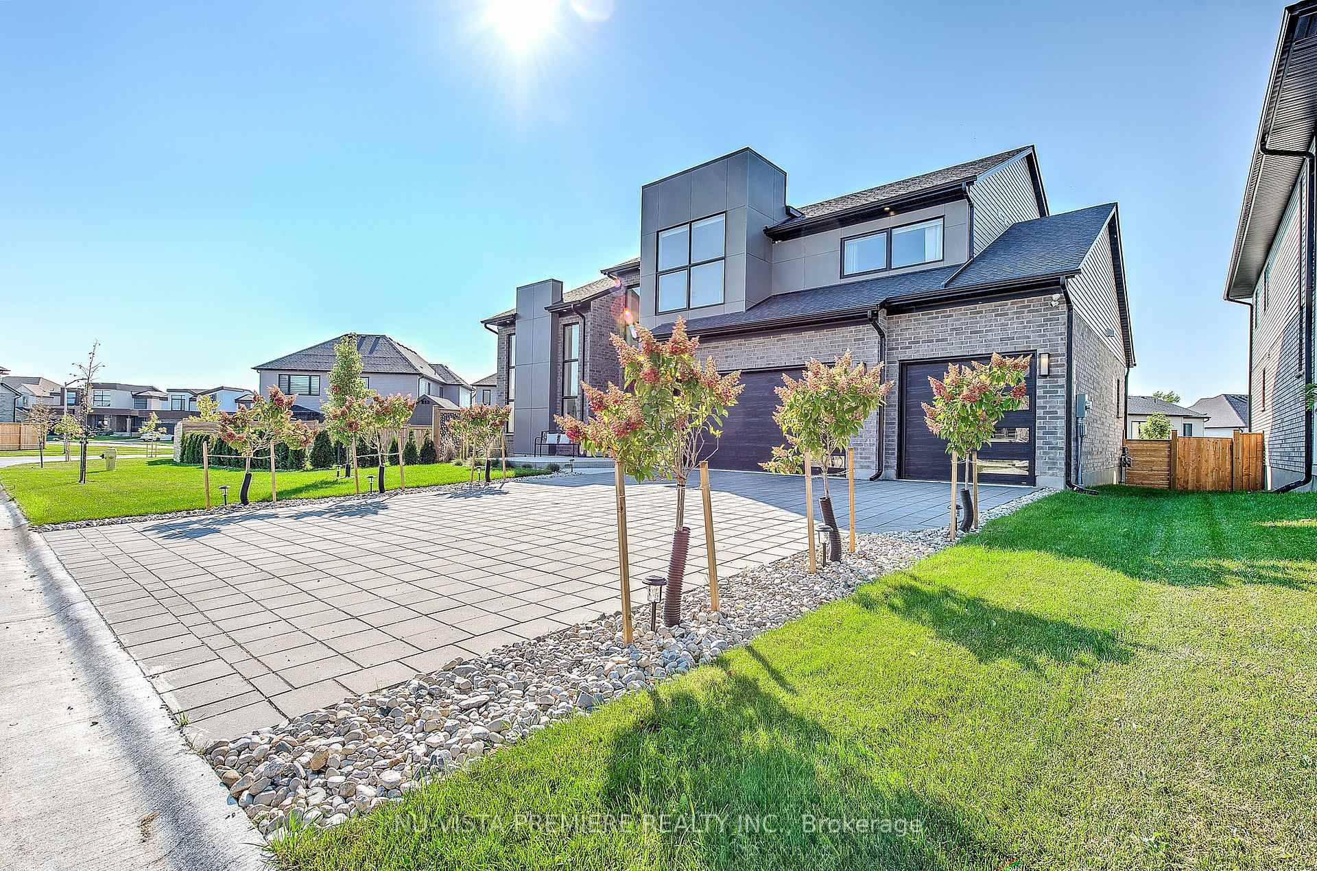 Luxury Living in Kilworth Heights West A Modern Masterpiece !