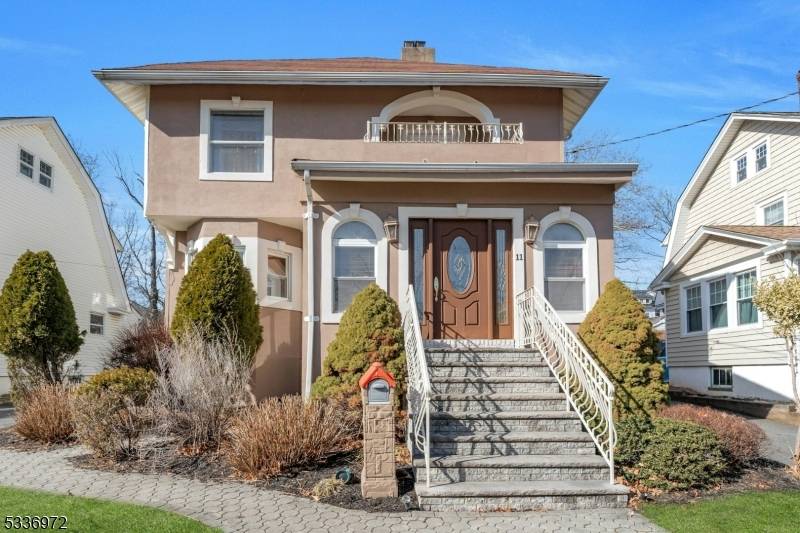 Welcome to this stunning 6 bedrooms, 3.