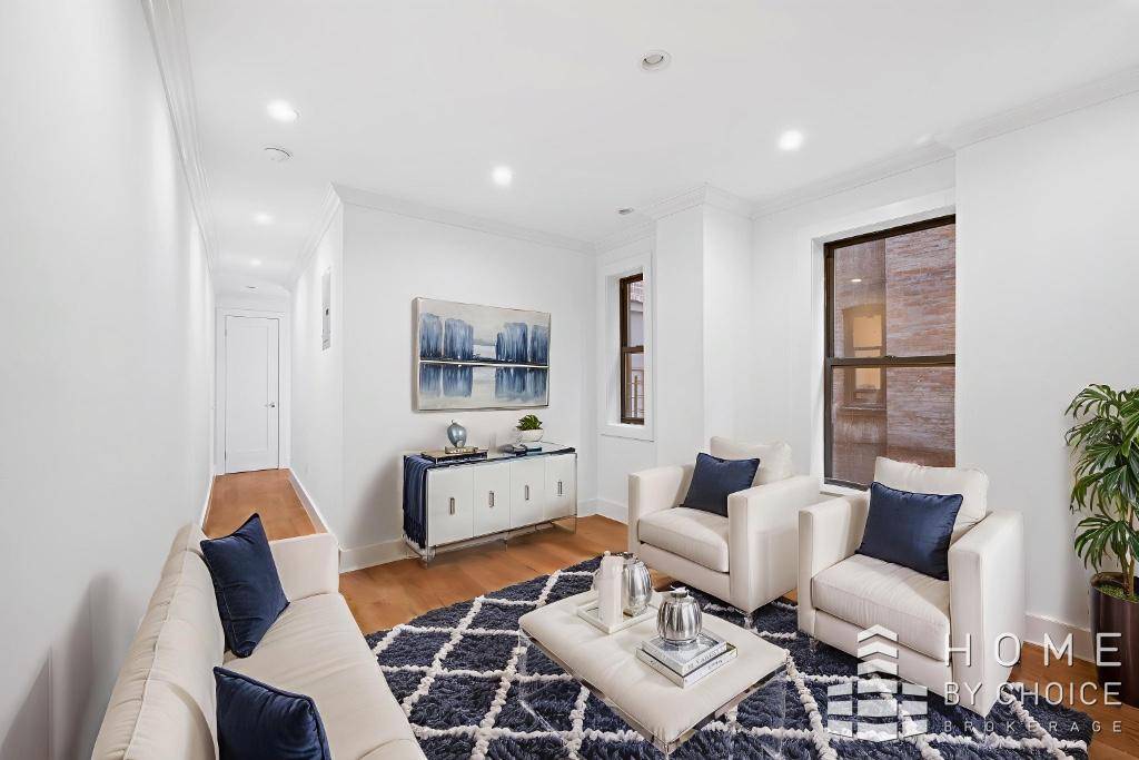 OPEN HOUSE BY APPOINTMENTWASHER DRYER IN UNITWelcome to the opportunity at Unit 10 of 409 East 84th Street, a beautifully maintained six story pre war building rising in the heart ...