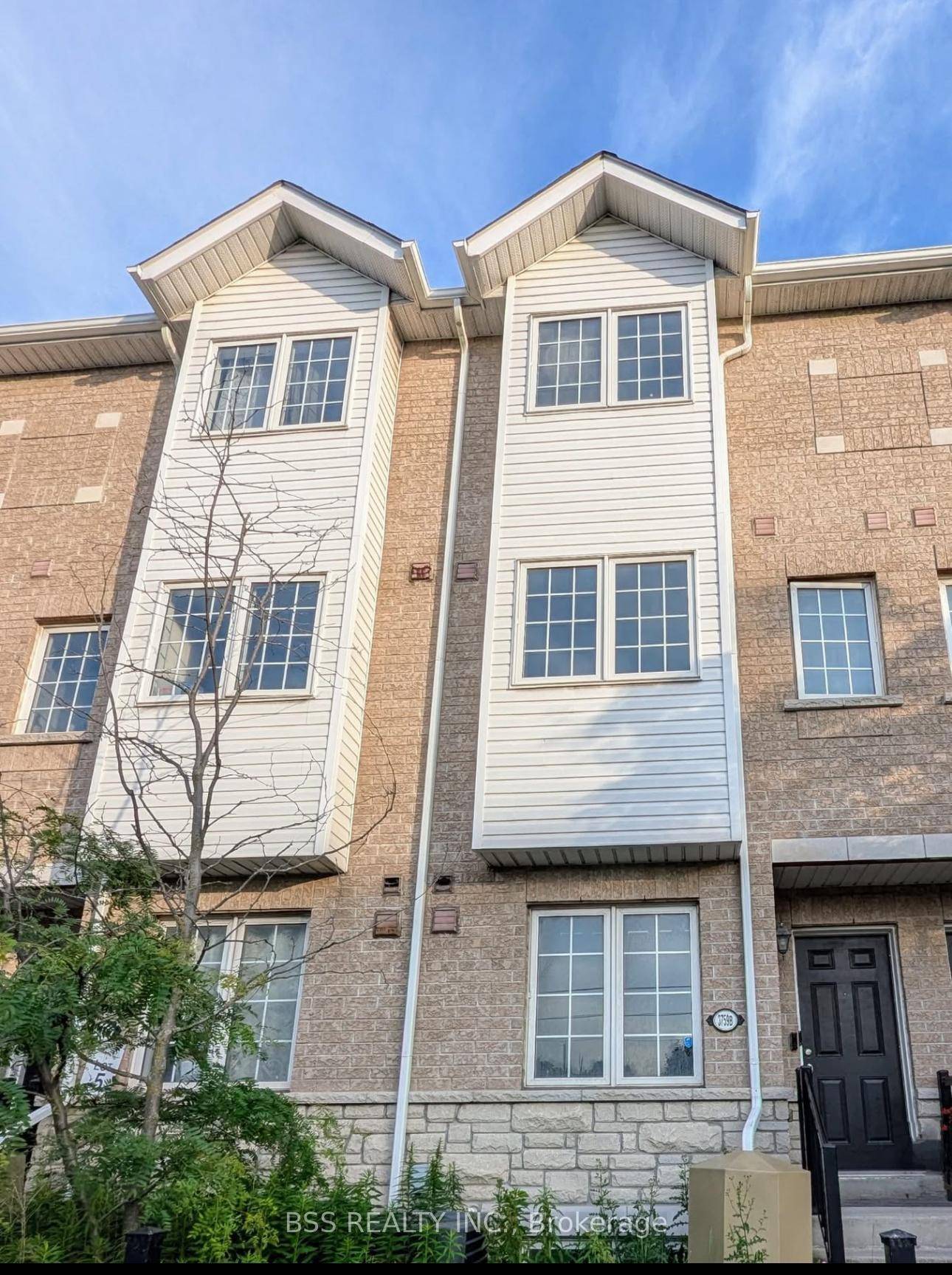 Modern amp ; Spacious Freehold Sun Filled 3 Bedroom Townhouse Located In A Prime Location.