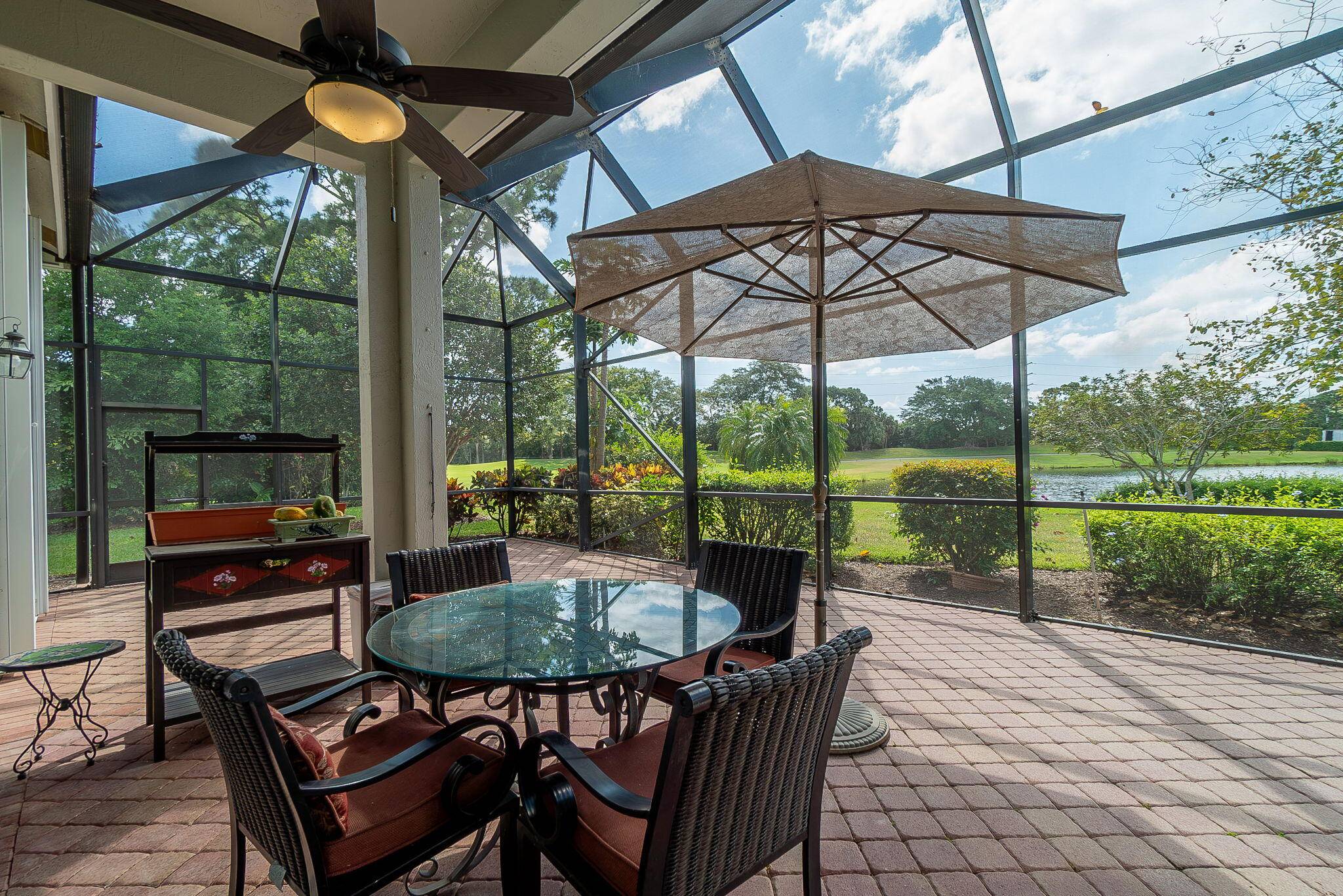 The panoramic view of the lake and golf course welcomes you the moment you walk into this home, featuring porcelain tiles and wooden floors, located on a cul de sac.