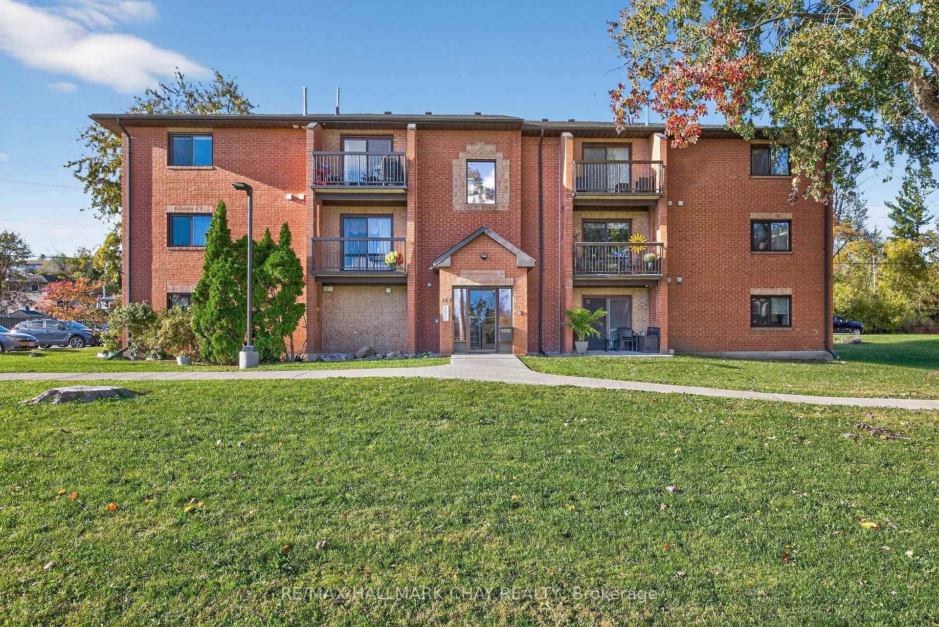 Top Floor Premium Living !