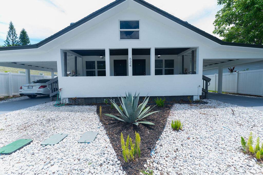 Prime Investment Opportunity Renovated Triplex in Fort PierceWelcome to 624 S 12th Street, Fort Pierce, FL 34950 the income producing multi family property you've been waiting for !