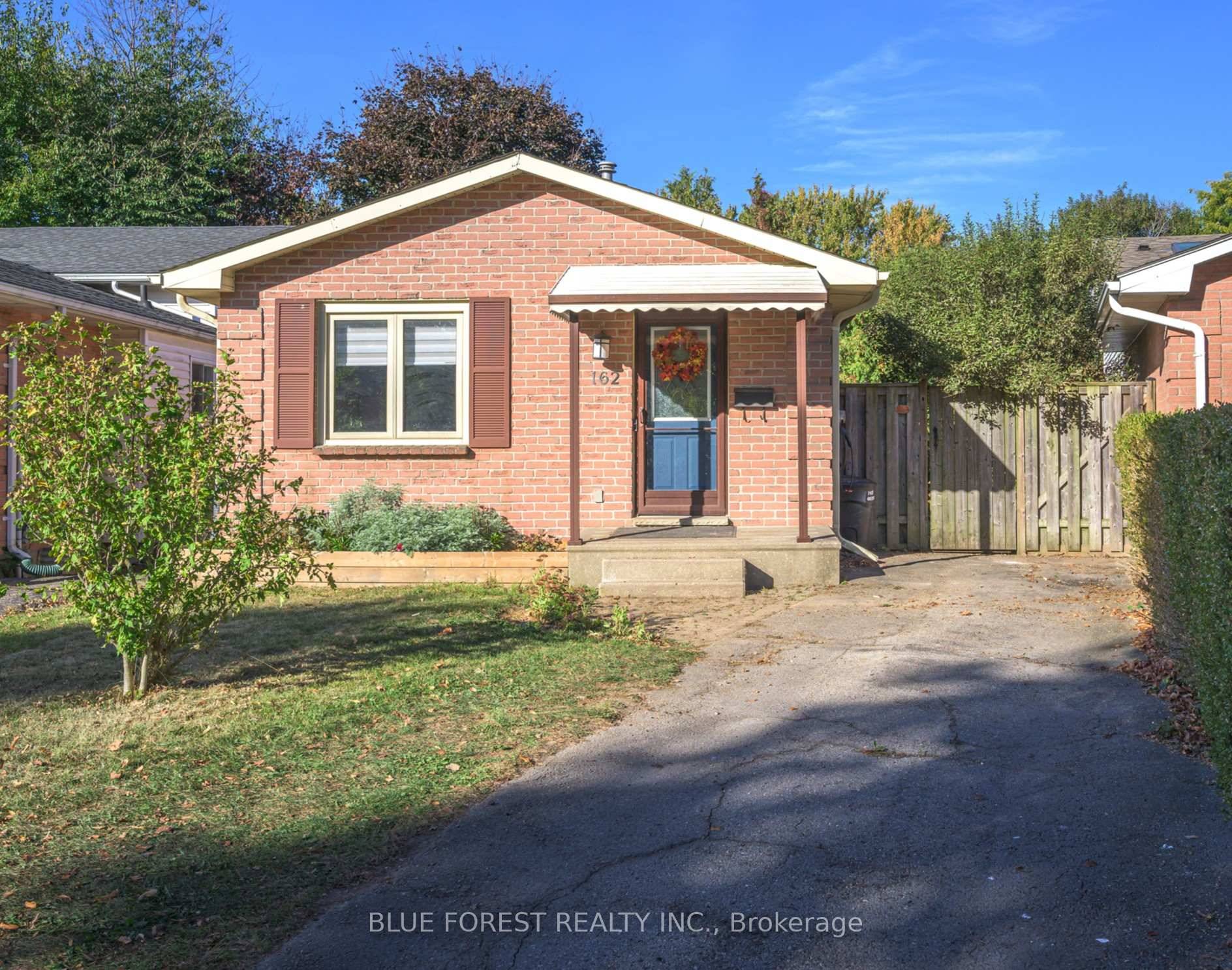This beautiful 3 bedroom in desirable Whitehills is what you've been waiting for An excellent choice for a first time buyer or investor !