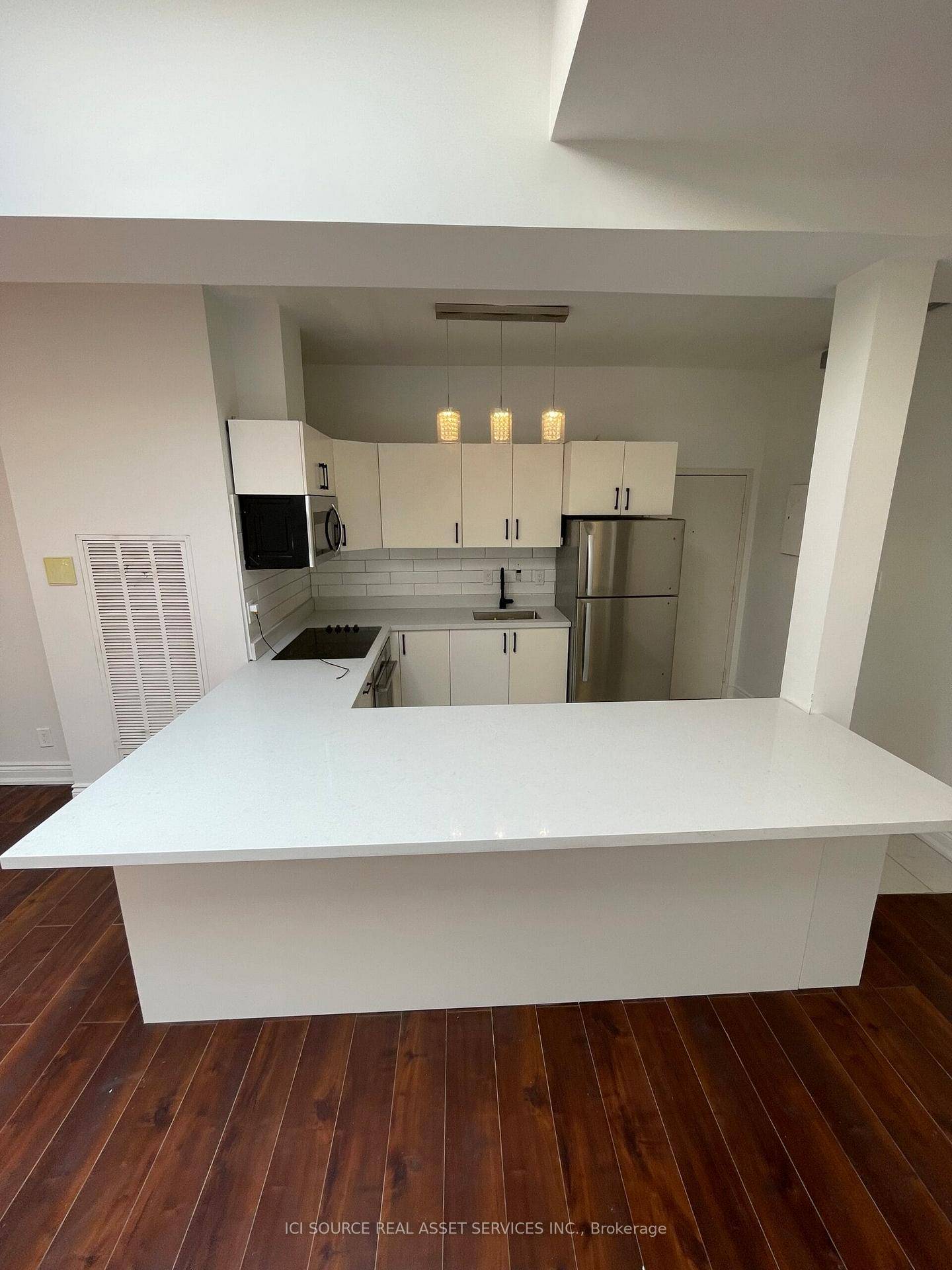 Sun filled, Loft Style 2 bedroom apartment in the heart of Leslieville.