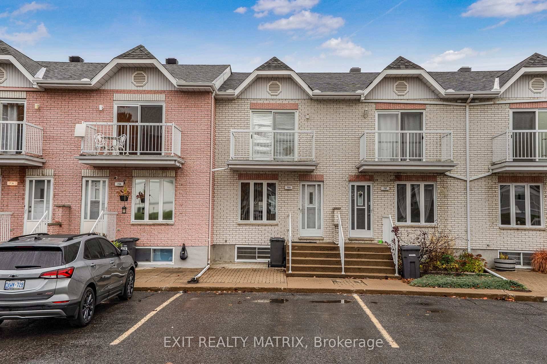 FREEHOLD TOWNHOME Well located within walking distance to grocery stores, pharmacies, and the Hawkesbury General Hospital, this inviting townhome offers comfort and convenience.