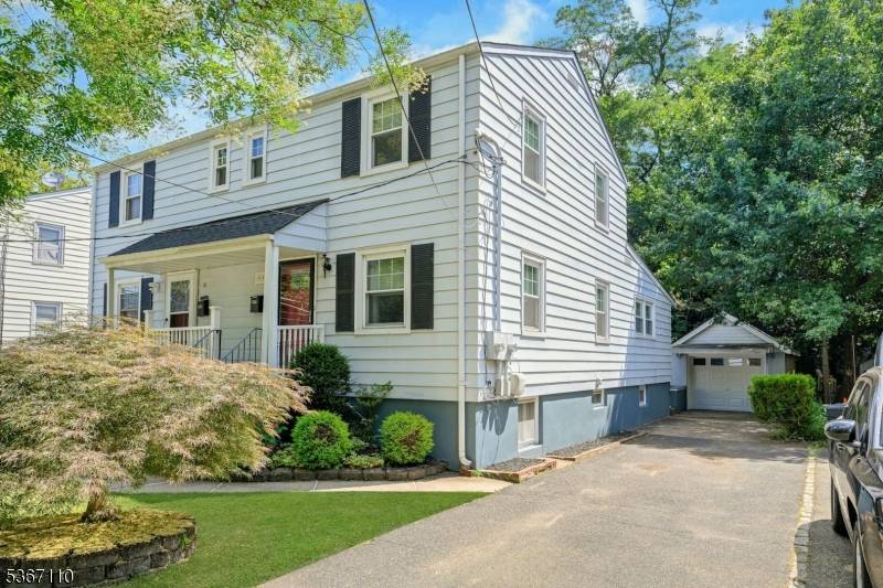 Welcome to Summit ! This well maintained home boasts three bedrooms, one full bathroom and one half bathroom and is an ideal home for anyone looking to move into this ...