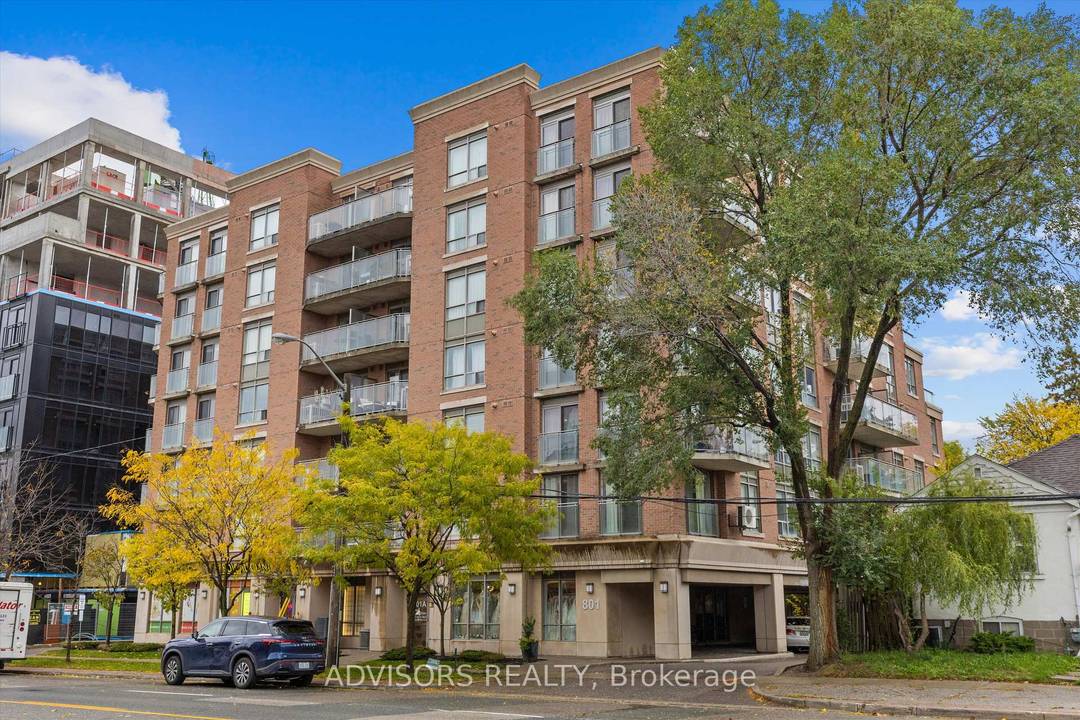 Step into urban sophistication with this furnished 1 bedroom, 1 bathroom condo in the heart of Toronto.