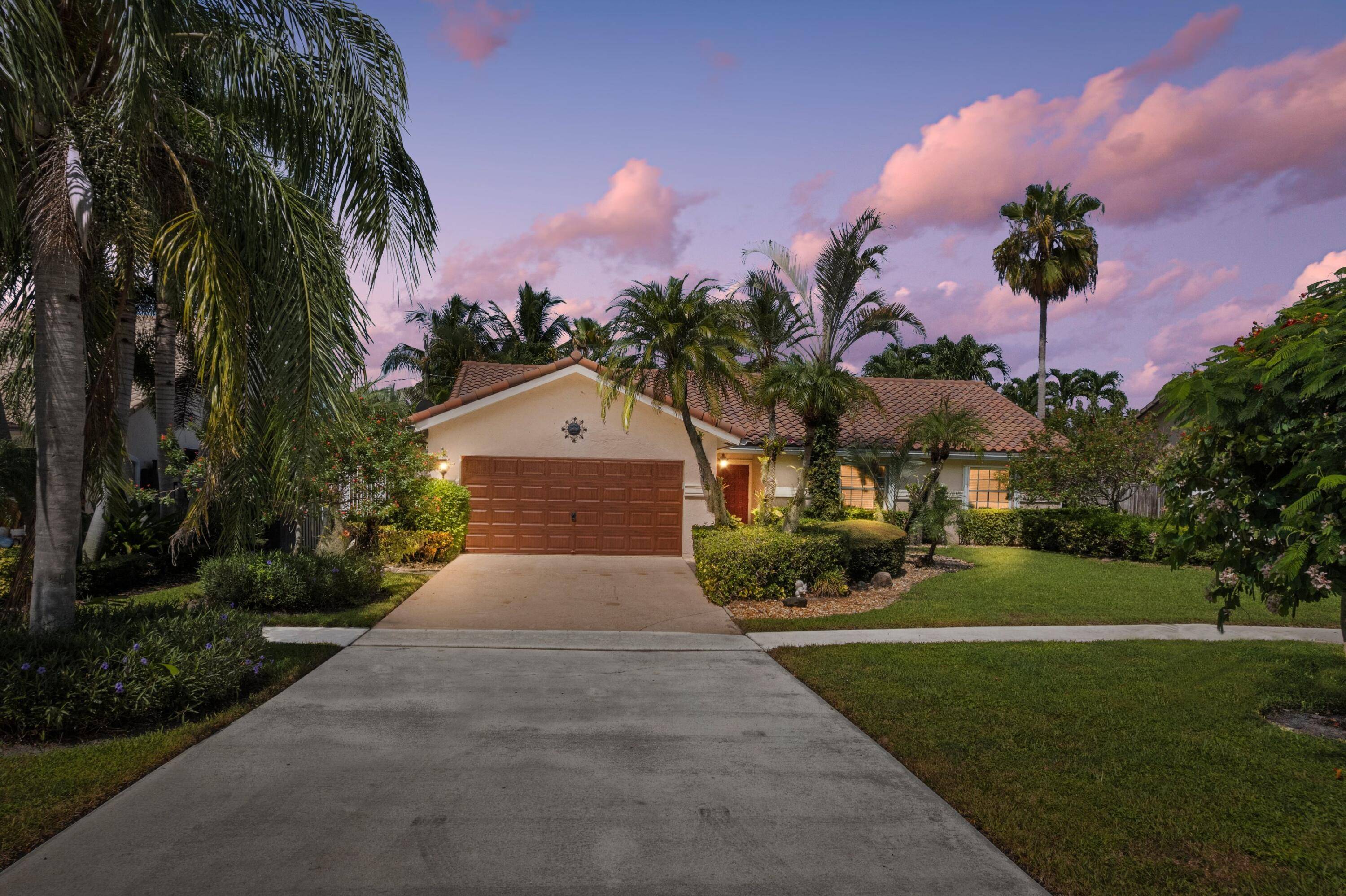 ABSOLUTELY GORGEOUS ESTATE EAST BOCA'S PRESTIGIOUS HIDDEN VALLEY BEST A RATED SCHOOLS Double Door Entrance Bright Open Floor Plan LED Recessed Lighting Dramatic Vaulted Ceilings Crown Molding Freshly Painted Interior ...