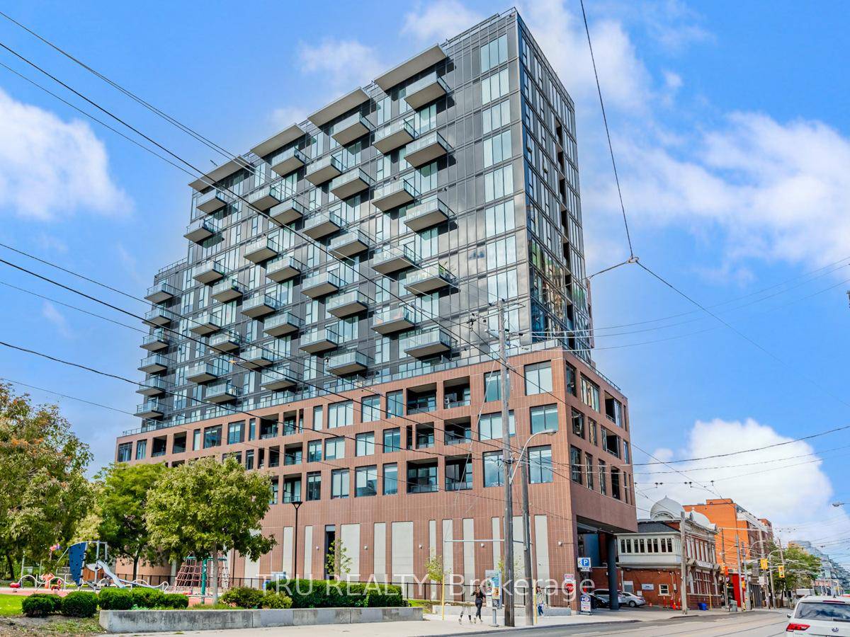 Striking Design in a Prime Location !